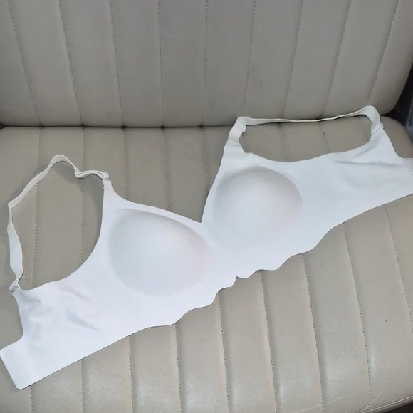 Seamless White Contour Bra - Comfortable Everyday Support - Picture 3 of 10